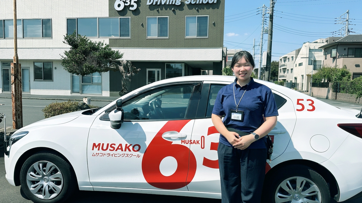 教習車の前の指導員